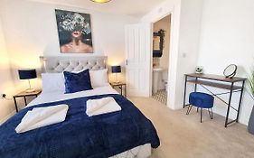 Modern & Spacious 3 Bedrooms And 2 Bathrooms Home, Free Parking!